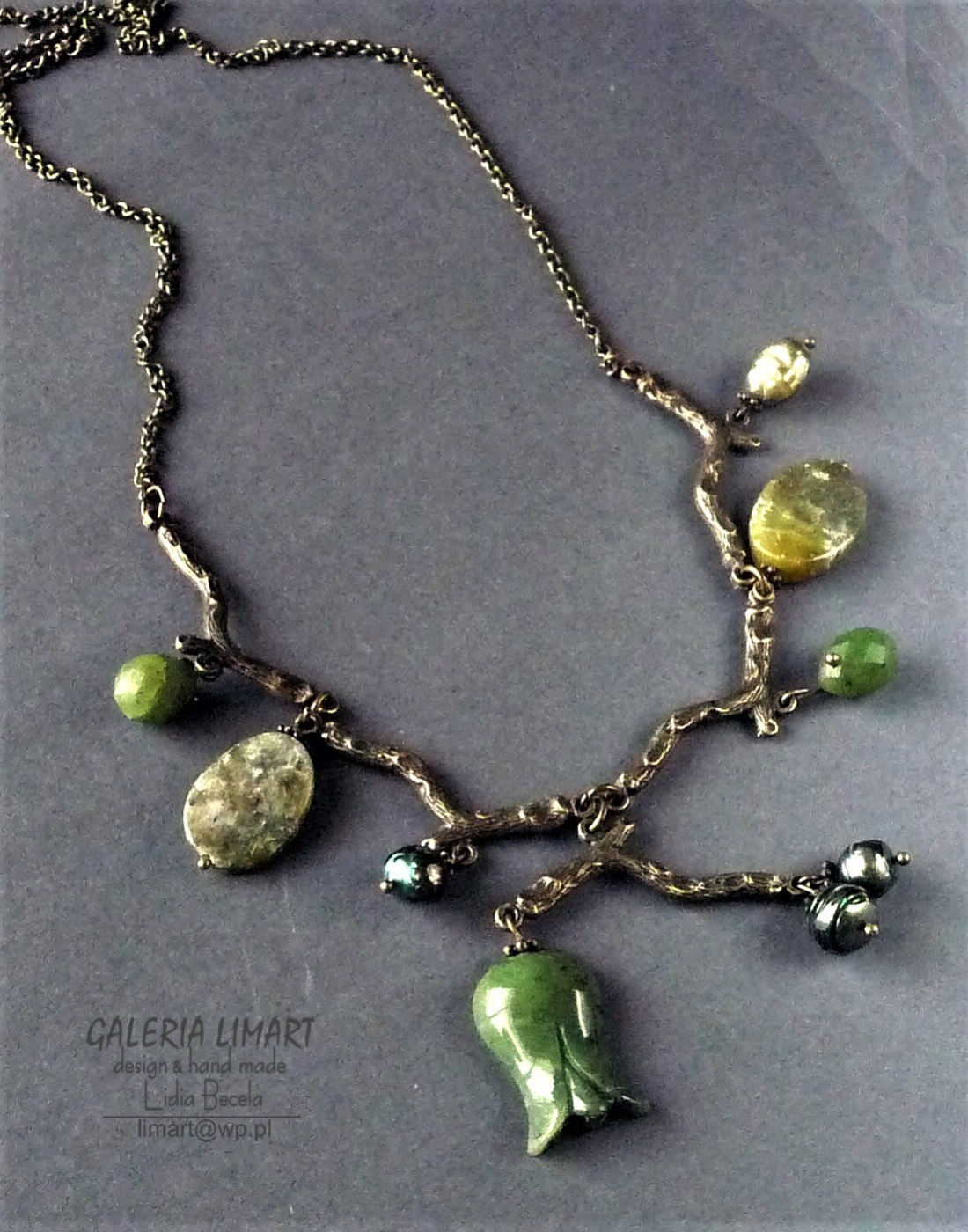 delikatny i uroczy naszyjnik z awenturynem, jadeitem i perłami zawieszonymi na stylizowanych gałązkach z mosiądzu
